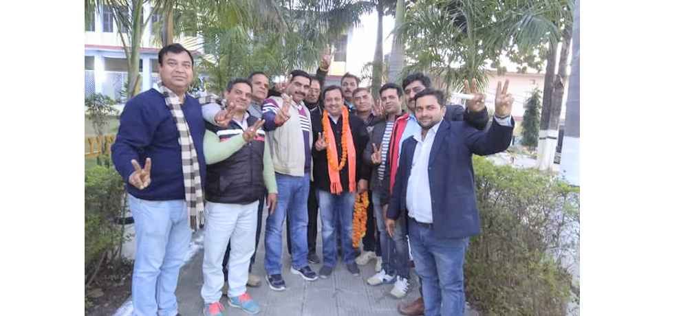 लड्डू बांटकर मनाई कंवर के मंत्री बनने की खुशी, फोडे़ पटाखे