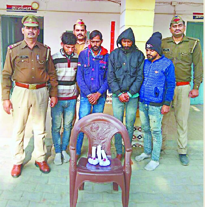 Four smugglers of Punjab arrested with seven hundred grams of charas