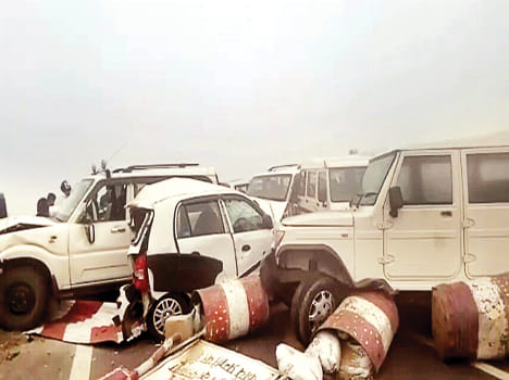20 vehicles on expressway in fog