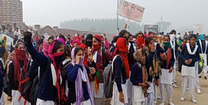 Schoolgirl Murder Case : slogans hang the killers in this district of UP