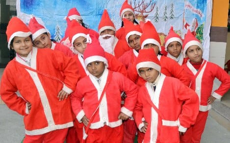 सेंटा क्लॉज बनकर बच्चों ने दिया शांति का संदेश