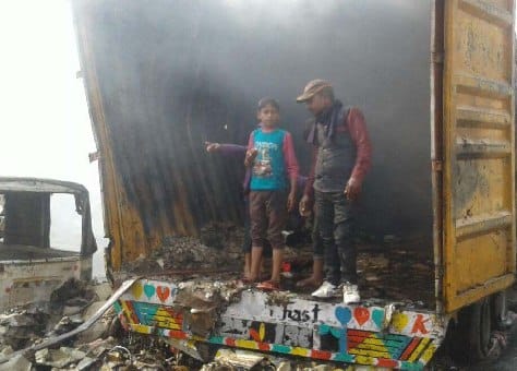 कबाड़ भरे ट्रक में लगी आग, मचा हड़कंप