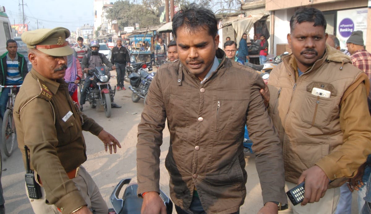 फर्जी मार्केटिंग इंस्पेंक्टर को दुकानदारों ने पकड़ा