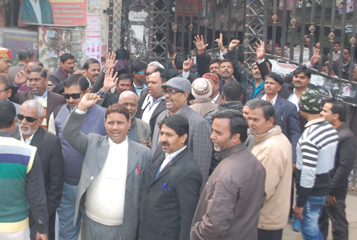 अधिवक्ताओं ने घेरा डीएम आफिस