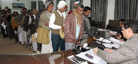 ‘बैंक कर्मियों की धोखाधड़ी की सजा भुगत रहा किसान’