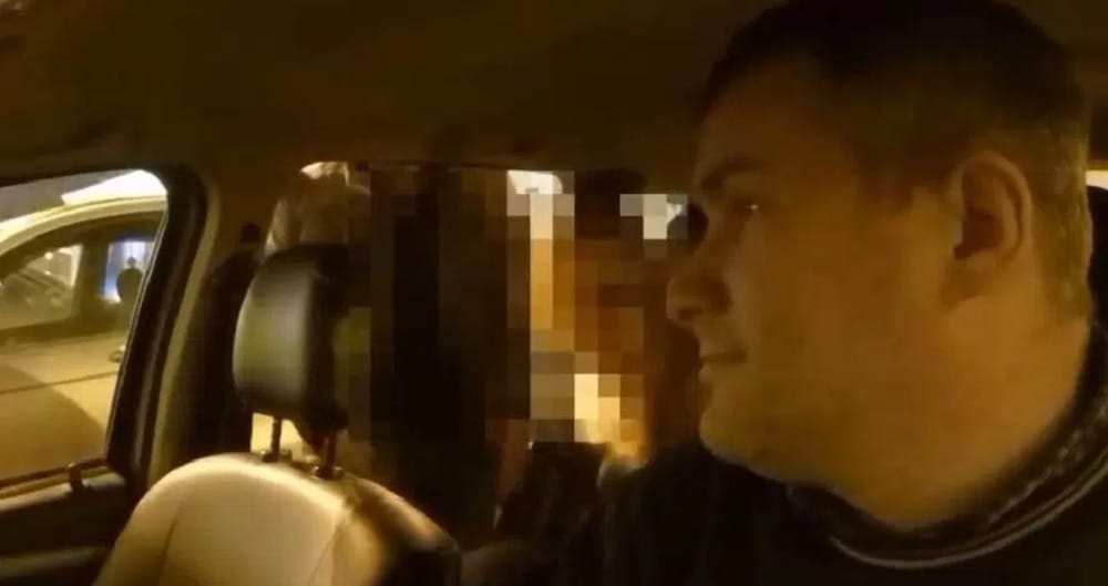 Randy couple catched having intimate on the back seat of cab in Moscow