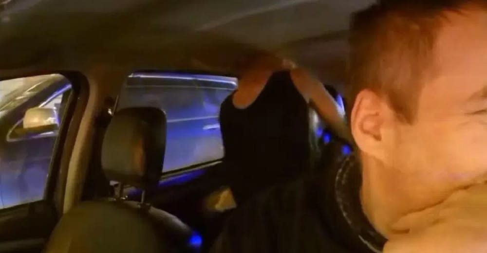 Randy couple catched having intimate on the back seat of cab in Moscow