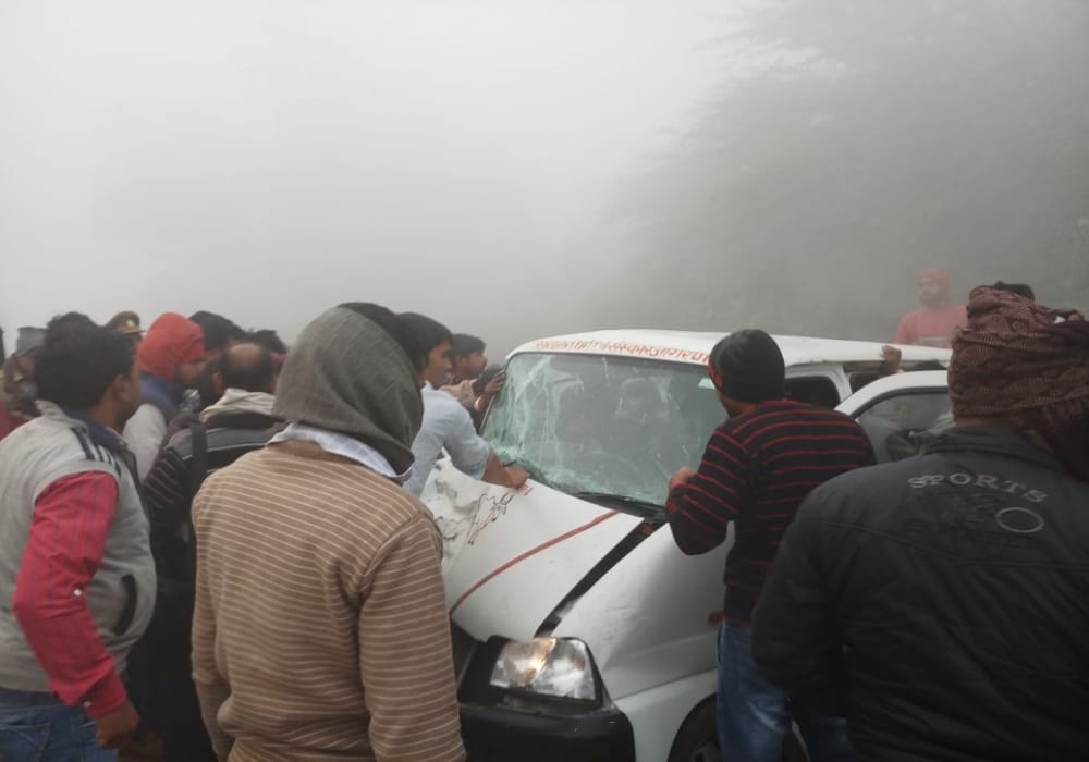 accident in firozabad due to fog