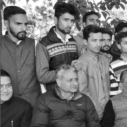नेताओं के पक्ष में नारेबाजी की मची होड़