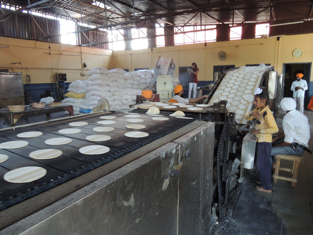 biggest kitchen of the world in golden temple amritsar kitchen