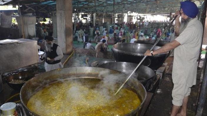 biggest kitchen of the world in golden temple amritsar kitchen