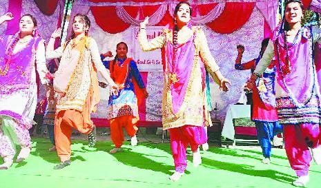 सुबाथू स्कूल में पंजाबी, पहाड़ी गीतों पर मचाया धमाल