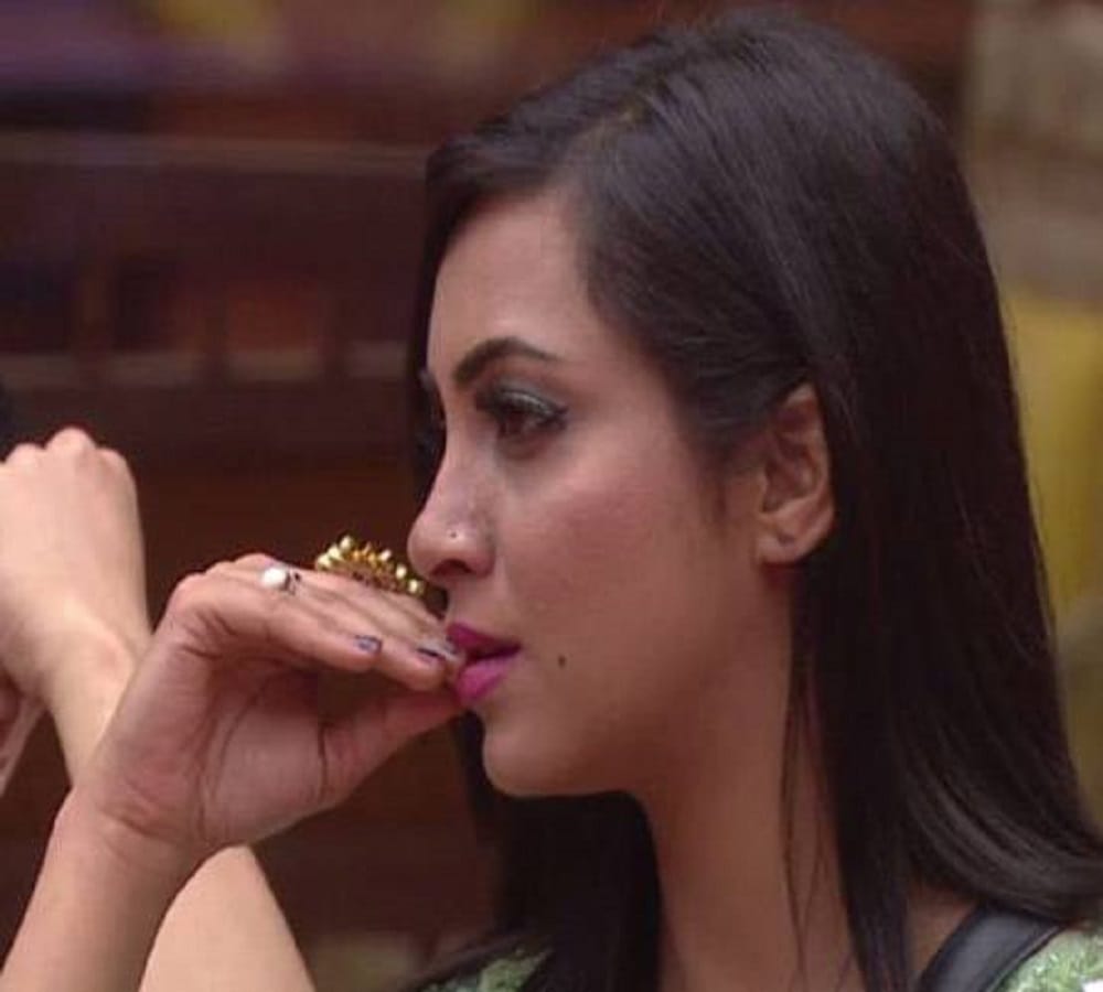 bigg boss 11 ex-contestant arshi khan video, how radhe maa used crime branch