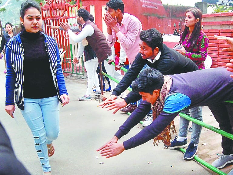 meerut college me gathbandhan ki sarkaar