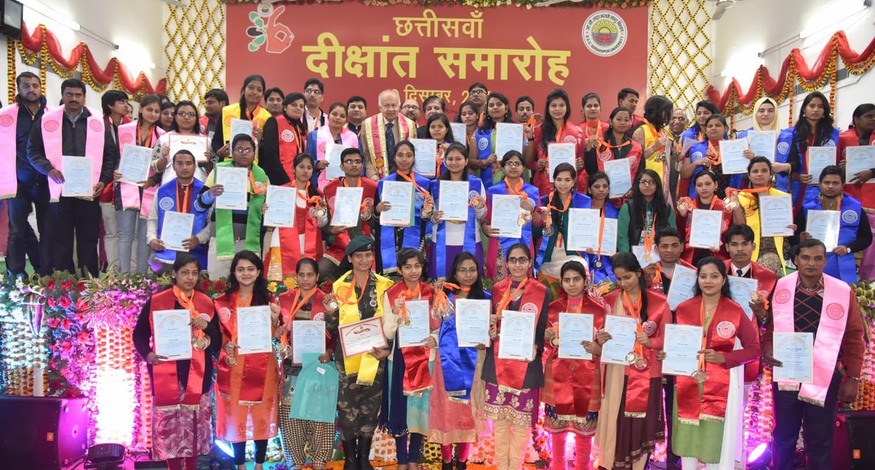 मेडल, डिग्री पाकर खिले मेधावियों के चेहरे