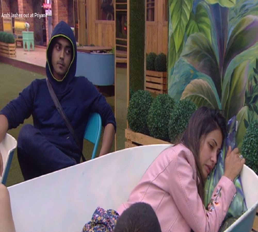 hina khan apologizes to commoner luv taygi in bigg boss 11