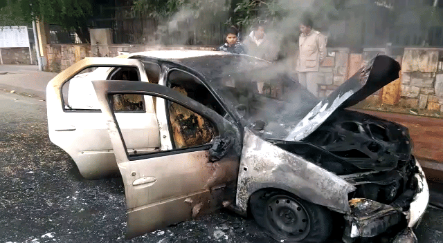 jaipur A fire in a car running on Janpath, the driver jumped to save his live