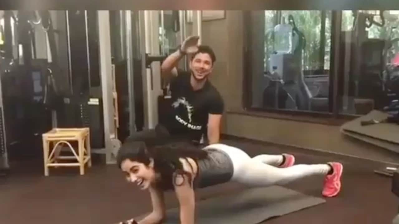 jhanvi kapoor flaunt toned body in gym photo