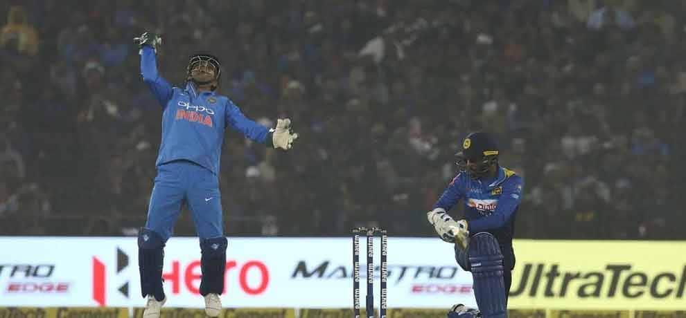 ms dhoni becomes first player to take 50 catch in t20i