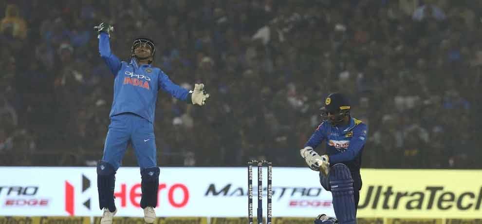 ms dhoni becomes first player to take 50 catch in t20i