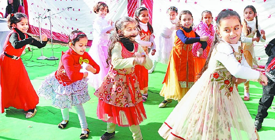 लोक गीतों की धुनों पर प्रस्तुति देकर मचाई धमाल