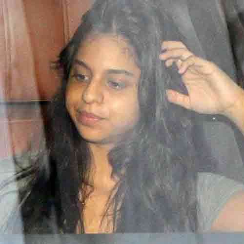 SHAHRUKH KHAN DAUGHTER SUHANA KHAN SEEN IN CLINIC