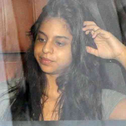 SHAHRUKH KHAN DAUGHTER SUHANA KHAN SEEN IN CLINIC