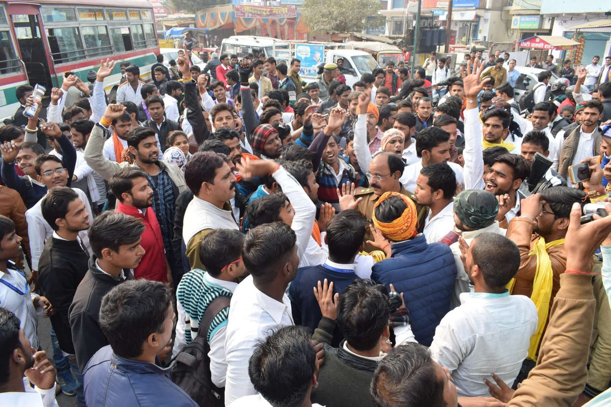 छात्रसंघ चुनाव की मांग को लेकर छात्रों ने लगाया जाम
