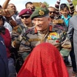 शहीद धर्माराम के परिजनों से मुलाकात करते सेना प्रमुख बिपिन रावत 
