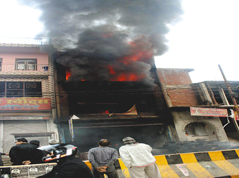 Fierce fire in furniture shop, loss of 20 million