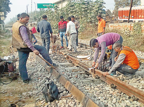 Trenes, passes through the night through the slippery tracks