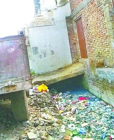 नालों पर दुकानदारों ने किया अतिक्रमण