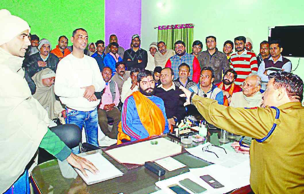 Businessman mobilized in protest against attack on the public service center operator