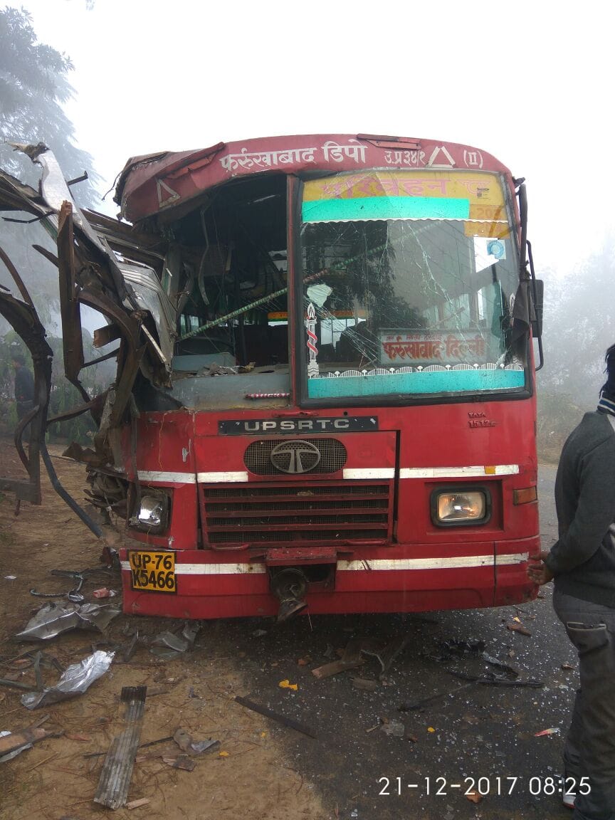 दो ट्रकों में भीषण भिडंत में तीन लोग घायल