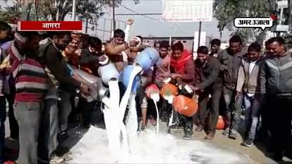 MILKMEN PROTEST IN AGRA OVER LESS RATE PAID BY DEALERS