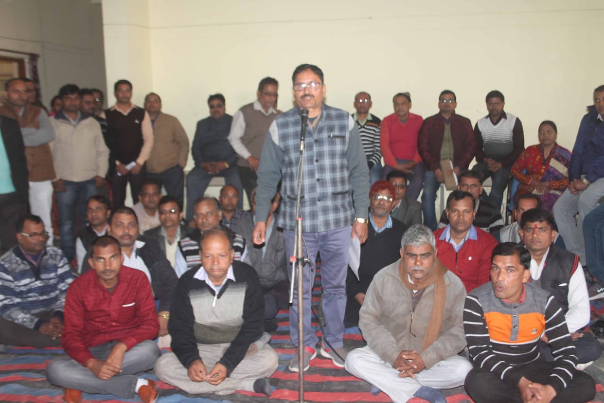 फार्मासिस्टों ने सीएमओ कार्यालय पर दिया धरना