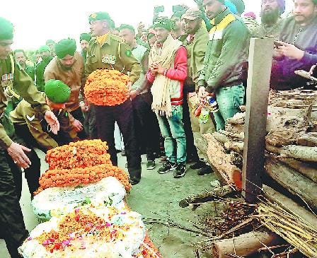 नम आंखों से दी गुल्लरवाला के जवान को विदाई