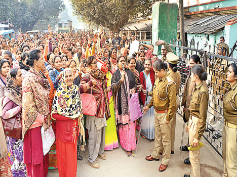 anganbadi workers symbolic arrestment