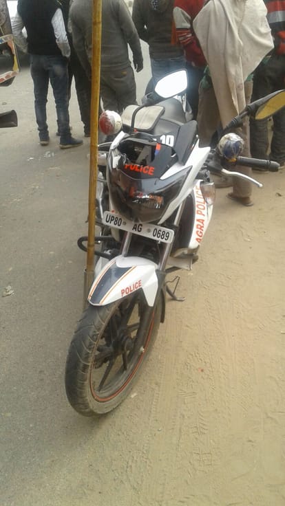 two constable injured after accident in agra