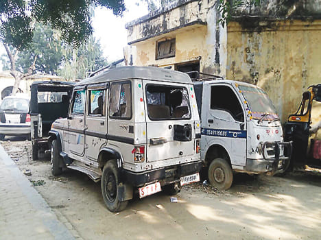 Injured in bulk deal, three people injured.