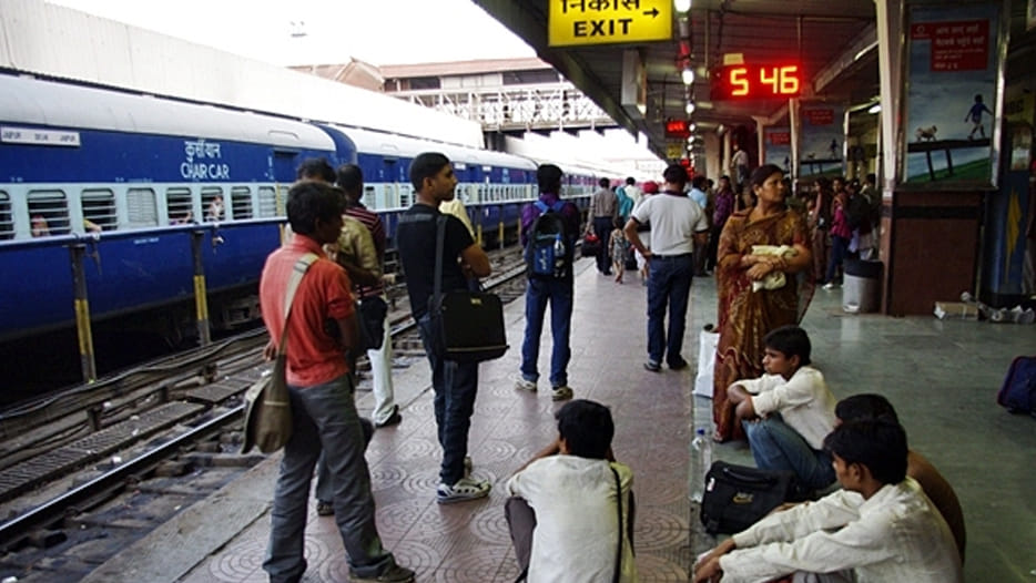 dibrugarh rajdhani express one day late