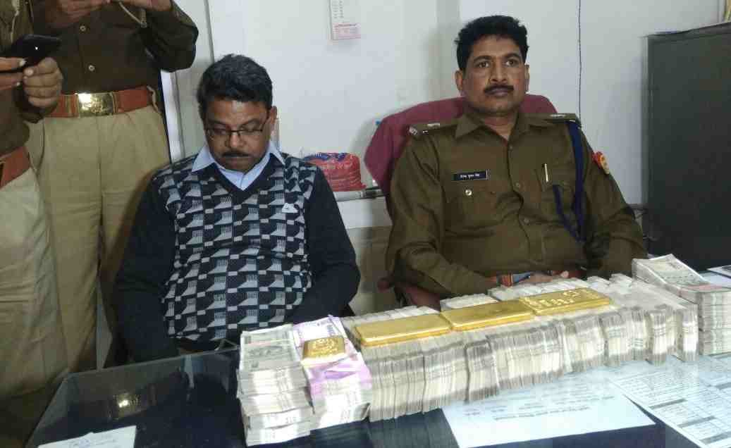 varanasi police arrest two person with heavy cash and gold