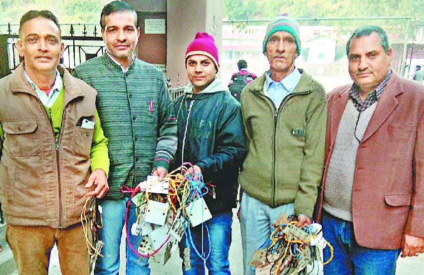विभागीय टीम ने लोगों के घरों से जब्त की सैकड़ों रॉड