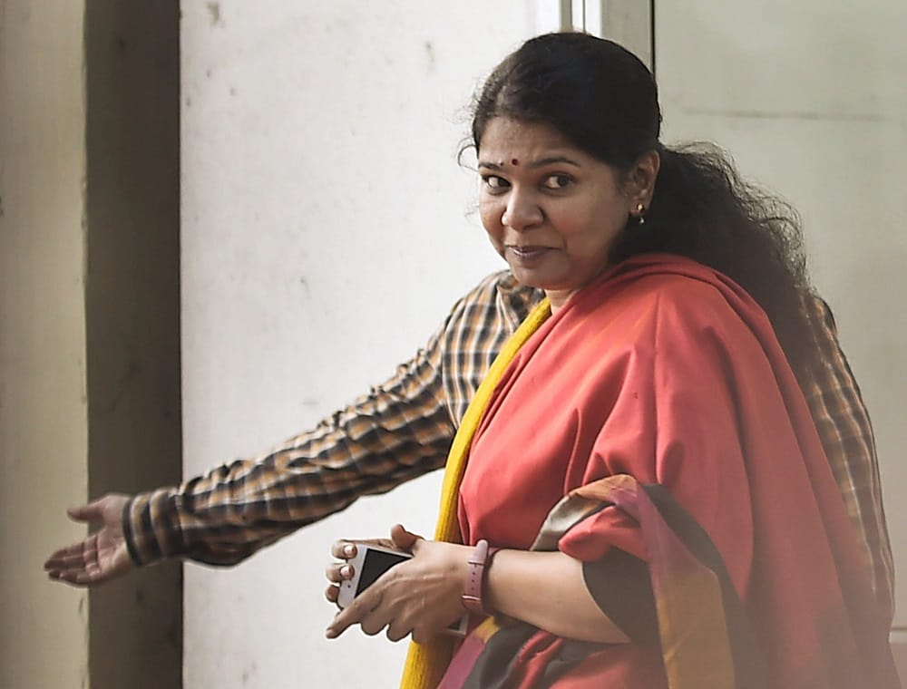 DMK MP Kanimozhi became angry at the CISF officer question, asked from when being indian is equal to knowing Hindi