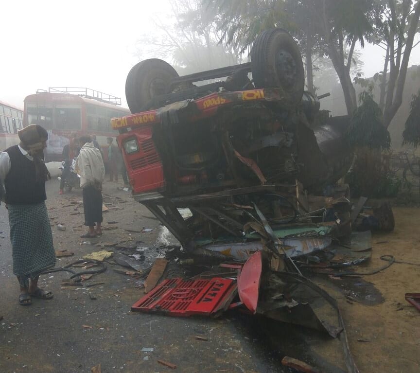 कोहरे में रोडवेज बस टैंकर से भिड़ी, एक की मौत
