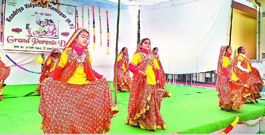 माता-पिता व गुरुओं का करें आदर : शर्मा