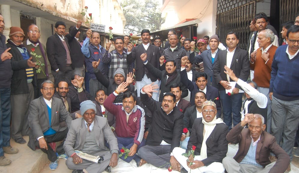 बैनामा कराने गए लोगों को फूल देकर वापस लौटाया