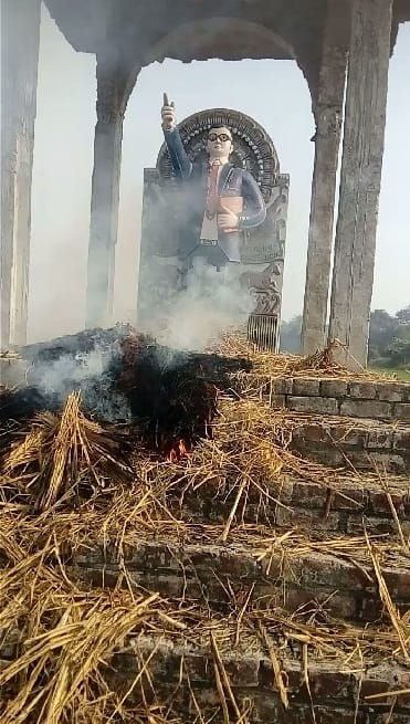 अंबेडकर की मूर्ति के पास पुआल जलाने पर हंगामा