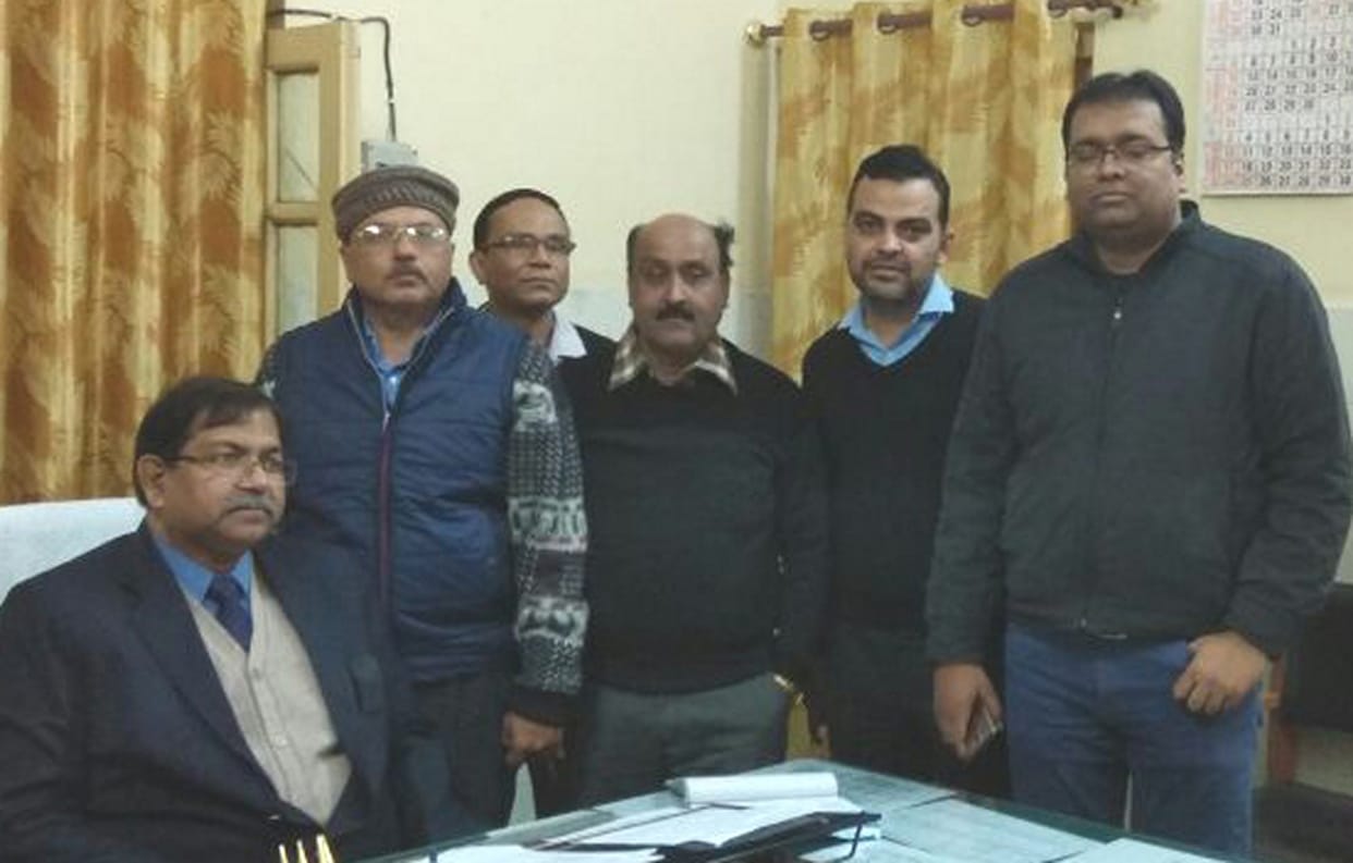 डाक्टरों ने काला फीता बांधकर किया विरोध