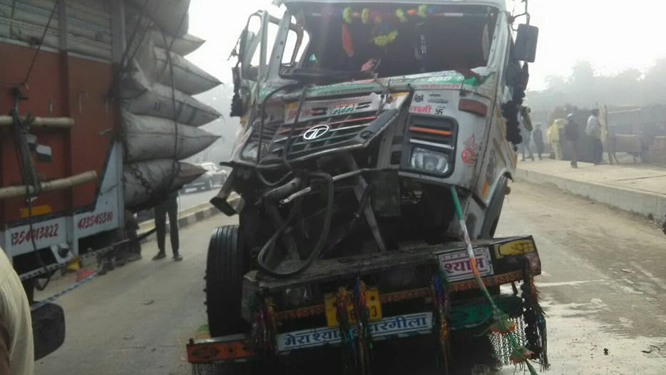 Due to heavy impact of dense fog in UP many vehicles in Kanpur and Fatehpur clashed together